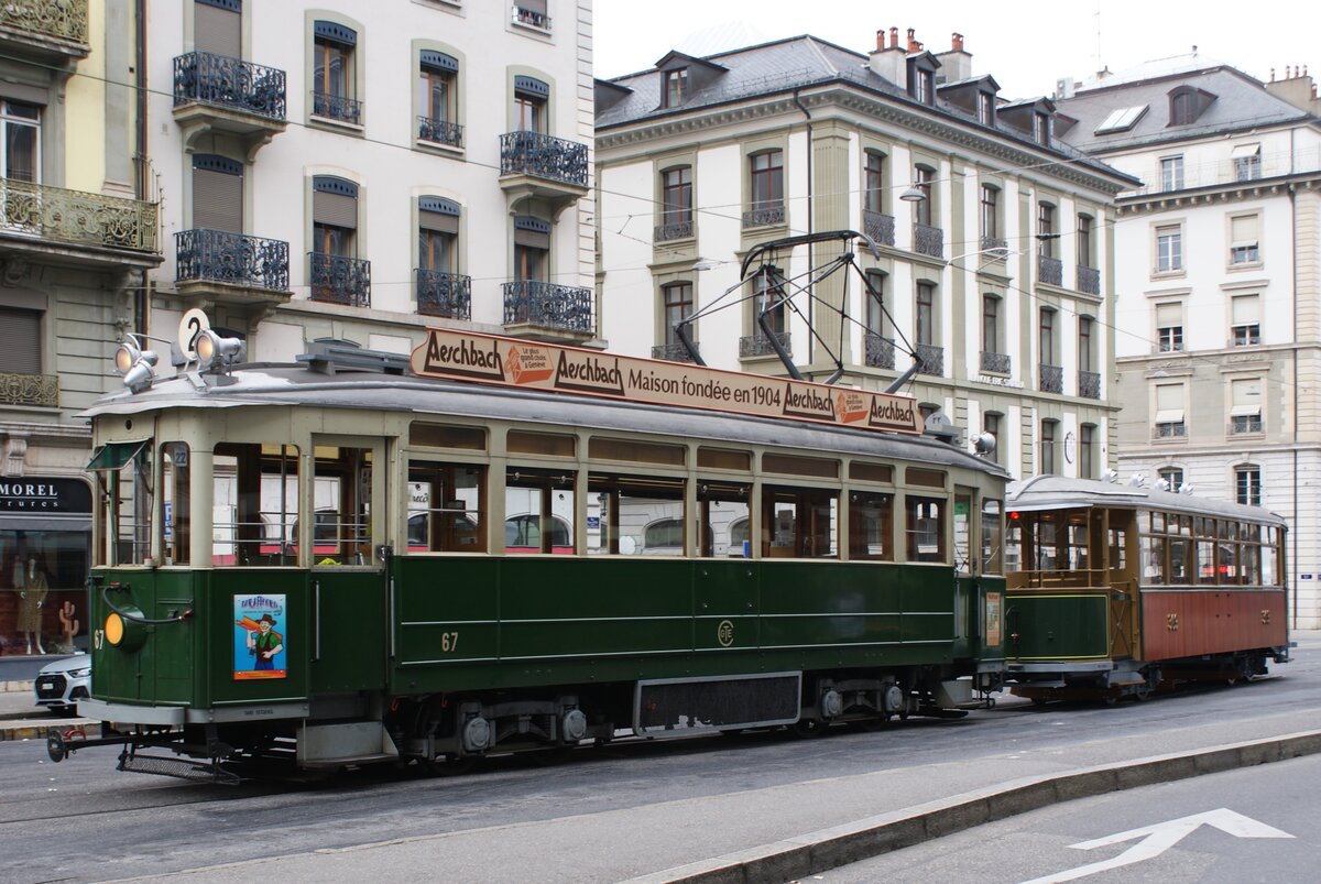 AGMT Association Genevoise du Musée des Tramways: Be 4/4 67 (Herbrand/AEG 1901 und Rekonstruktion CGTE/Sécheron 1936) + B 369 (SIG 1920), abgestellt während der Mittagspause, Rue Pierre-Fatio, Genf, 3. November 2024 ( Festival Trams ). Mit Quersitzen (2 + 1), Gepäckablagen und der schweren und robusten Bauweise erinnert dieser Tramzug an die Ueberlandstrassenbahnen, die einst die Genfer Landschaft erschlossen und bis an die Grenze zu Frankreich fuhren.
