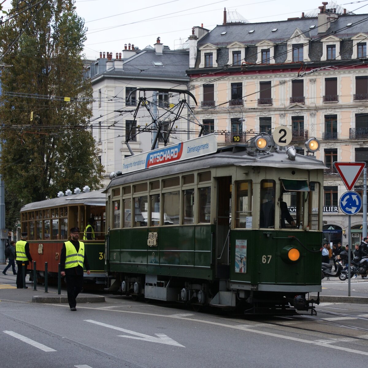 AGMT Association Genevoise du Musée des Tramways: Be 4/4 67 (Herbrand/AEG 1901 und Rekonstruktion CGTE/Sécheron 1936) + B 369 (SIG 1920), Linie 2 Rive-Nations-Rive, Rond-Point-de-Rive, Genf, 3. November 2024 ( Festival Trams ). Das Gleisdreieck mit Stumpfgleis in der Rue Pierre-Fatio erlaubt das Wenden und Abstellen der Tramkompositionen.