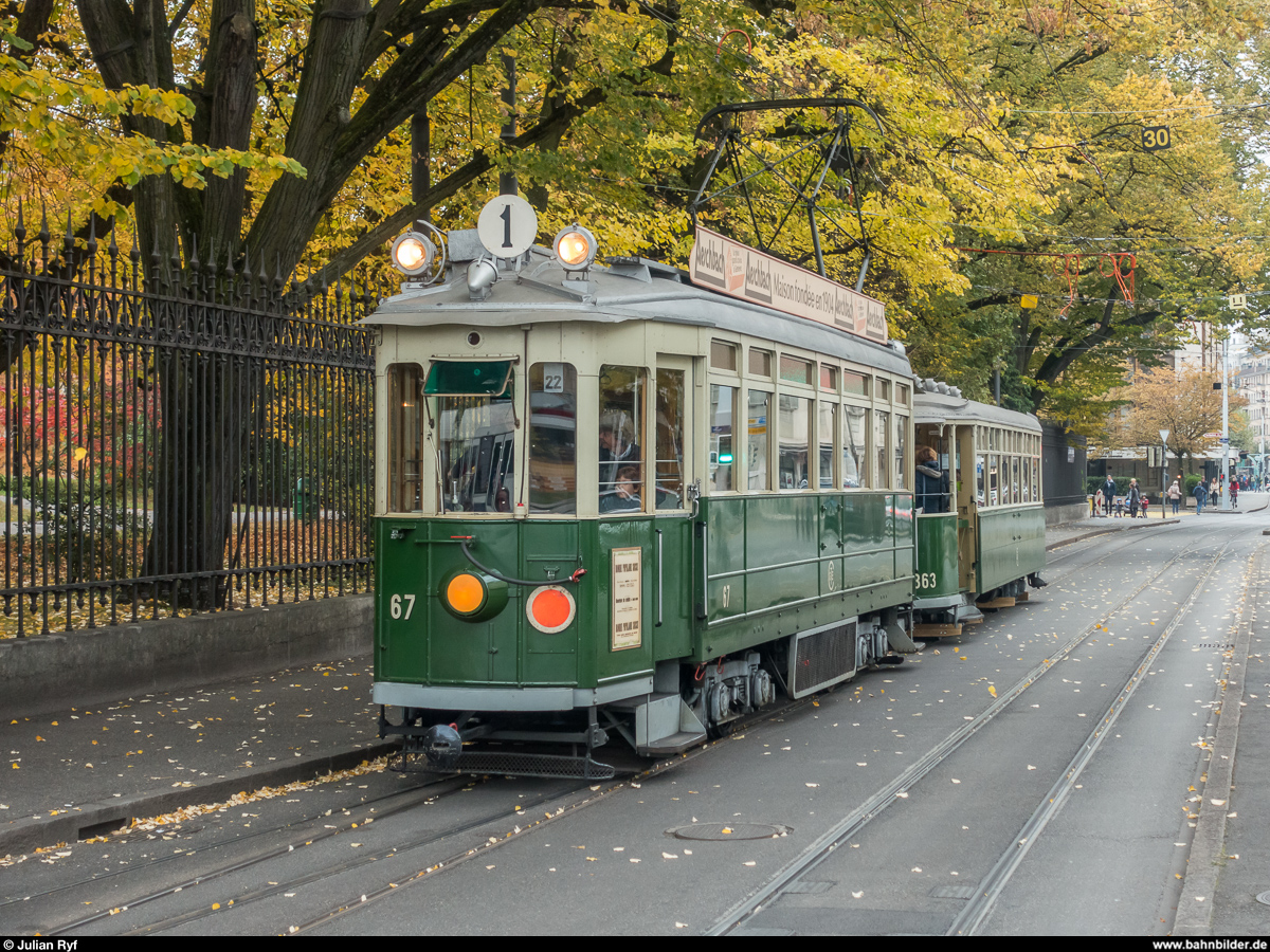 AGMT Festival tramways historique am 4. November 2018. Angeboten wurden stündliche Fahrten mit historischen Fahrzeugen auf drei Linien. Be 4/4 67 mit Anhänger 363 beim Place de Neuve.