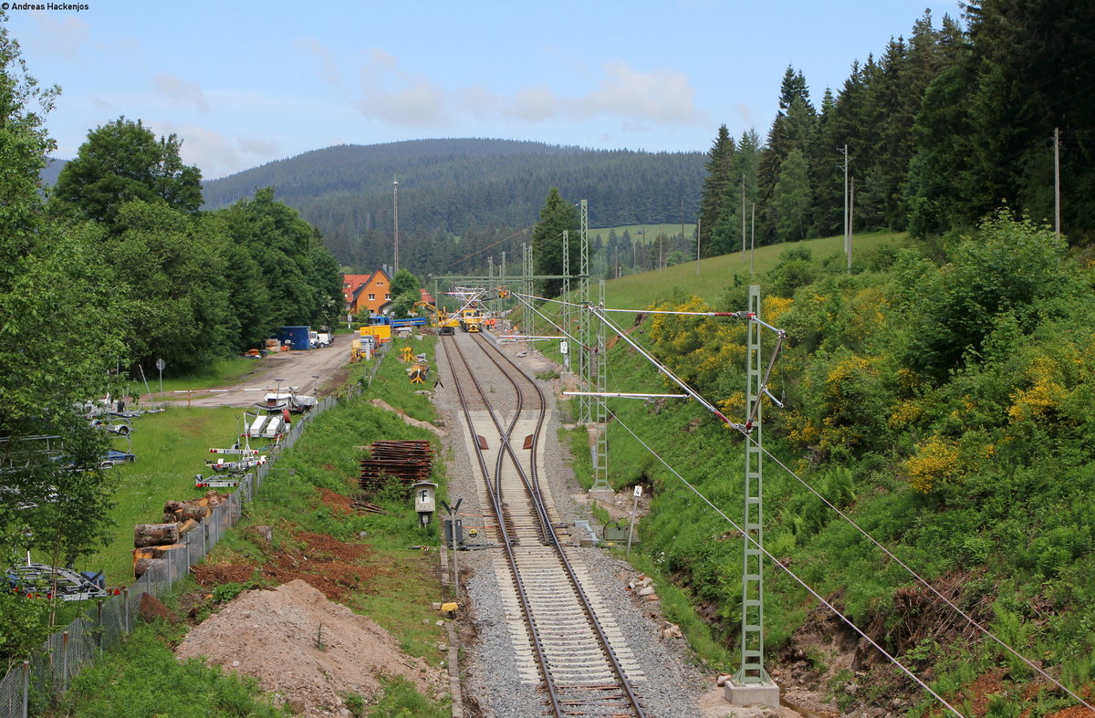 Aha 9.6.16. Während bereits Gleis 4 wieder überspannt ist bzw überspannt wird, fehlt am Gleis 3 noch die neue Fahrleitung