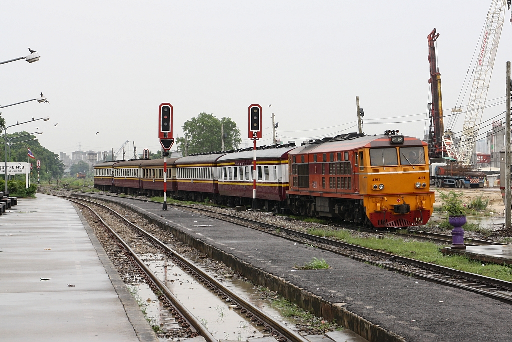 AHK 4201 (Co'Co', de, Henschel, Bj.1980, Fab.Nr. H-32452) fährt am 30.Mai 2017 in die Bang Sue Station ein.