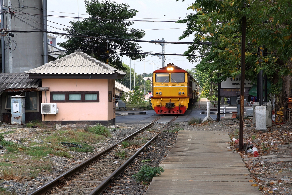 AHK 4202 (Co'Co', de, Krupp, Bj.1980, Fab.Nr. K-5475) fährt am 24.März 2024 mit dem ORD 252 (Prachuap Khiri Khan - Thon Buri) in die Charansanitwong Station ein.