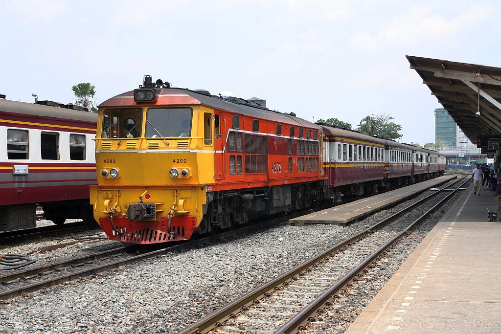 AHK 4202 (Co'Co', de, Krupp, Bj.1980, Fab.Nr. K-5475) am 24.März 2024 mit dem ORD 251 nach Prachuap Khiri Khan abfahrbereit in der Thon Buri Station.