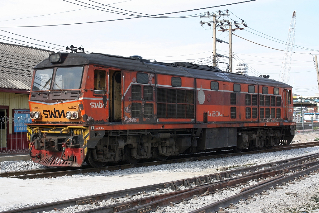 AHK 4204 (Co'Co', de, Krupp, Bj.1980, Fab.Nr. K-5476) wartet am 28.Mai 2025 im Depot Thon Buri auf ihren nächsten Einsatz.