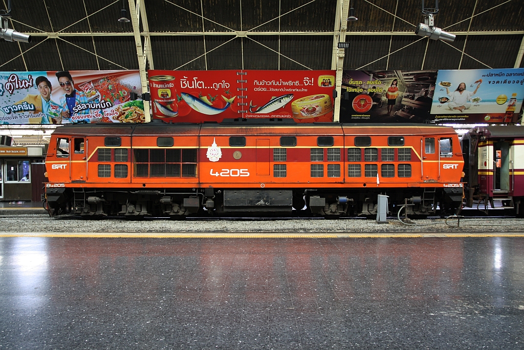 AHK 4205 (Co'Co', de, Henschel, Bj.1980, Fab.Nr. H-32454) am 04.November 2016 in der Halle der Hua Lamphong Station.