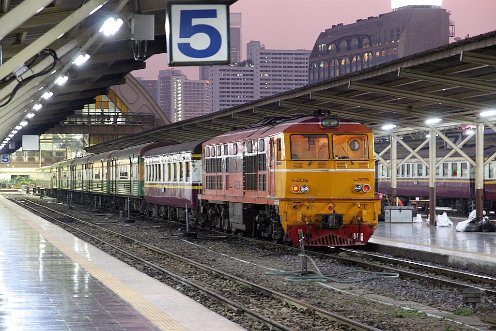 AHK 4205 (Co'Co', de, Henschel, Bj.1980, Fab.Nr. H-32454) am 18.November 2019 in der Hua Lamphong Station.
