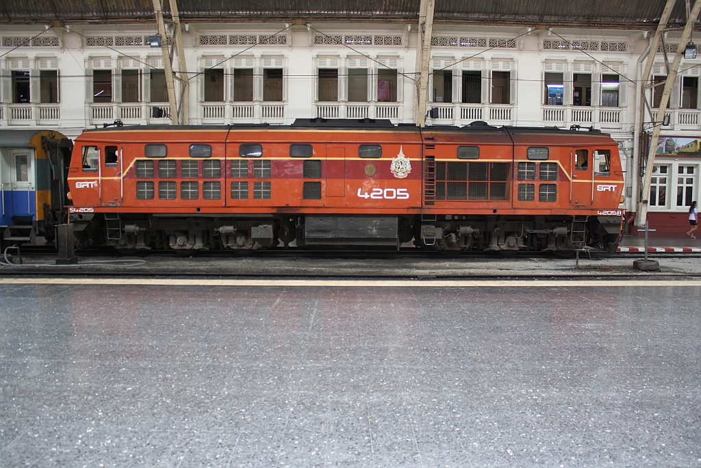 AHK 4205 (Co'Co', de, Henschel, Bj.1980, Fab.Nr. H-32454) am 28.Mai 2013 im Bf. Hua Lamphong.

