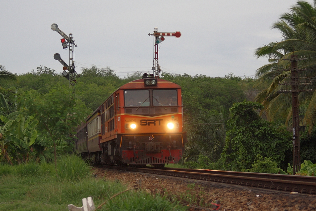 AHK 4205 (Co'Co', de, Henschel, Bj.1980, Fab.Nr. H-32454) passiert am 21.Mai 2016 mit dem RAP 168 (Kantang - Bangkok) das Einfahrsignal des Bf. Surat Thani.