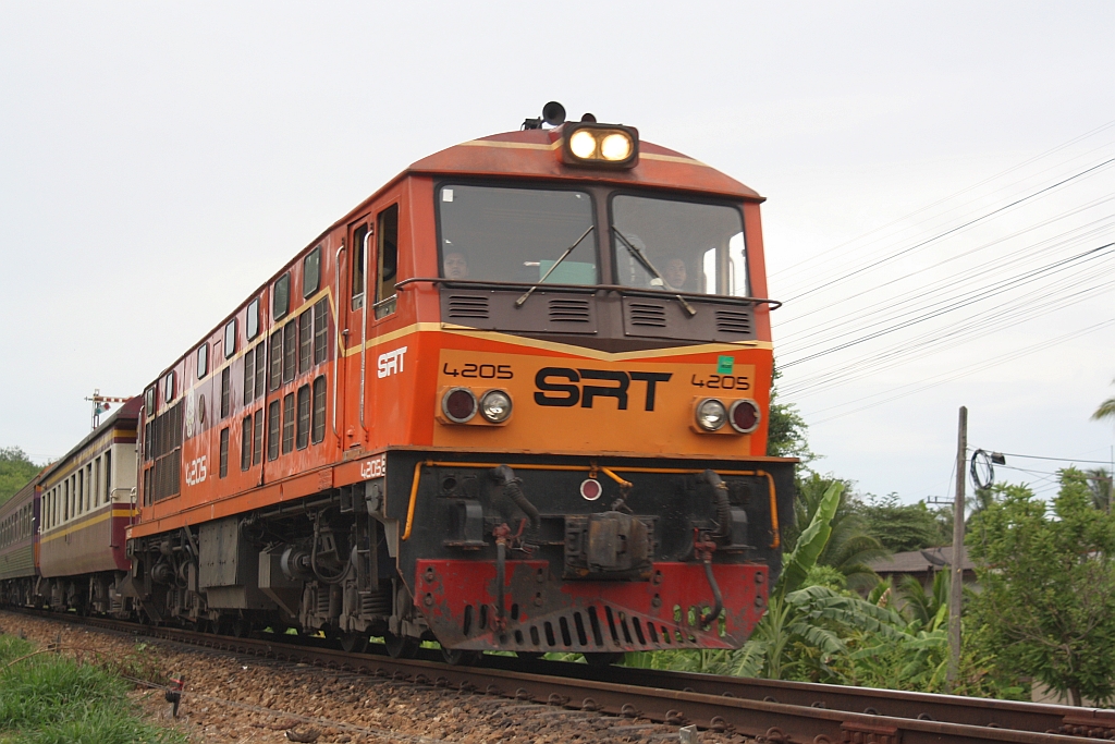 AHK 4205 (Co'Co', de, Henschel, Bj.1980, Fab.Nr. H-32454) am 21.Mai 2016 vor dem RAP 168 (Kantang - Bangkok) kurz nach dem Einfahrsignal des Bf. Surat Thani.