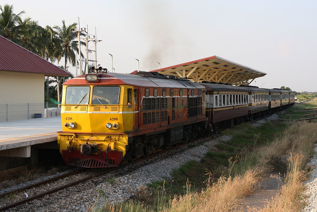 AHK 4208 (Co'Co', de, Krupp, Bj.1980, Fab.Nr. K-5478) fährt am 09.Dezember 2023 mit dem ORD 251 (Thon Buri - Prachuap Khiri Khan) durch die neue Bang Khem Station.