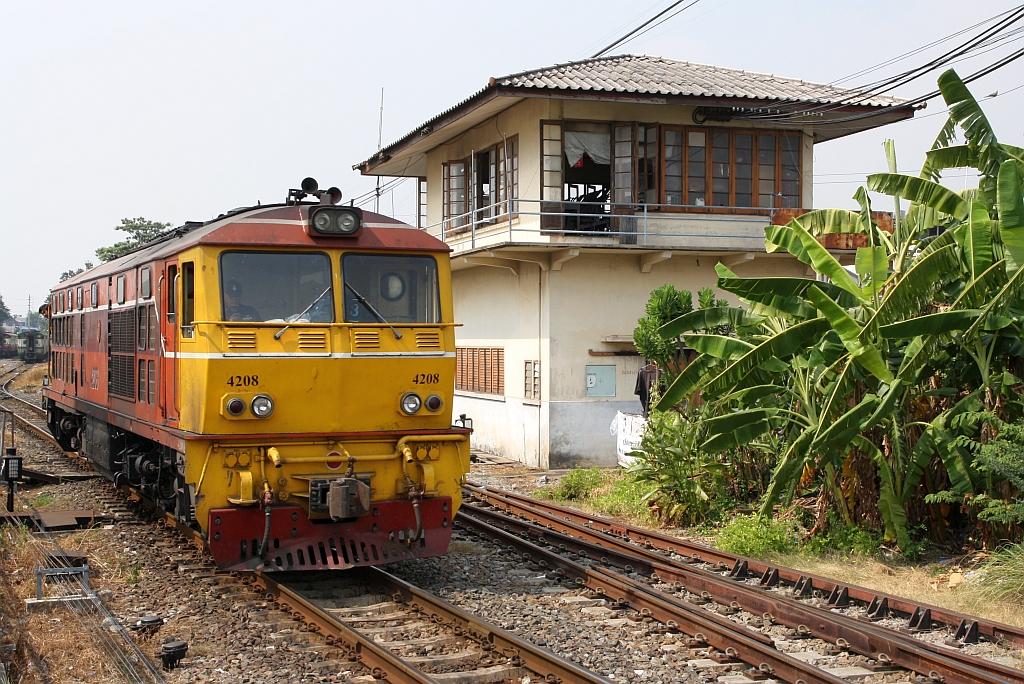 AHK 4208 (Co'Co', de, Krupp, Bj.1980, Fab.Nr. K-5478) hat am 10.Dezember 2023 in der Thon Buri Station den ORD 252 aus Prachuap Khiri Khan abgespannt und fährt nun ins Depot.


