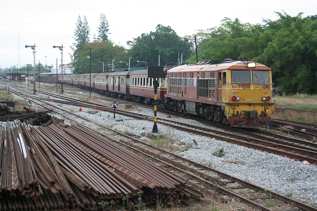 AHK 4214 (Co'Co', de, Krupp, Bj.1980, Fab.Nr. K-5481) fährt am 22.Mai 2016 mit dem RAP 167 (Bangkok - Kantang) aus dem Bf. Surat Thani.