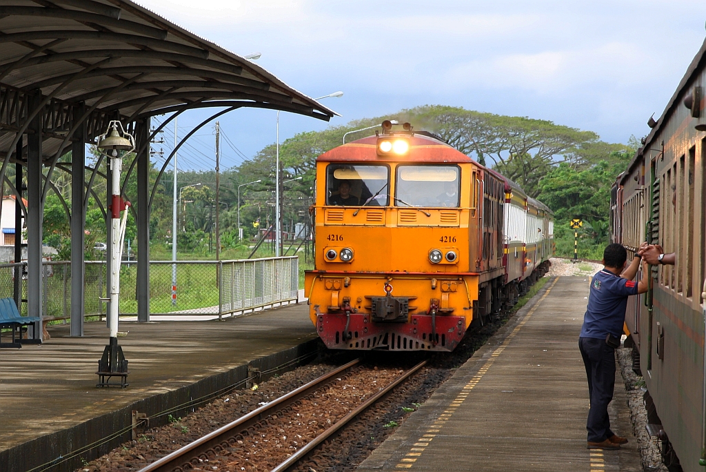 AHK 4216 (Co'Co', de, Krupp, Bj.1980, Fab.Nr. K-5482) fährt am 08.Jänner 2023 mit dem LOC 455 (Nakhon Si Thammarat - Yala) in die Khao Chaison Station ein, während rechts der LOC 448 (Sungai Kolok - Surat Thani) die Kreuzung abwartet.