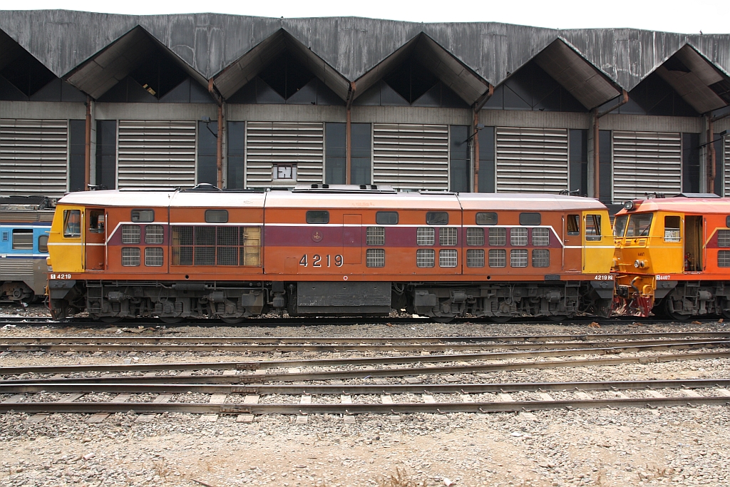 AHK 4219 (Co'Co', de, Henschel, Bj.1980, Fab.Nr. H-32461) am 26.März 2017 im Depot Hua Lamphong.