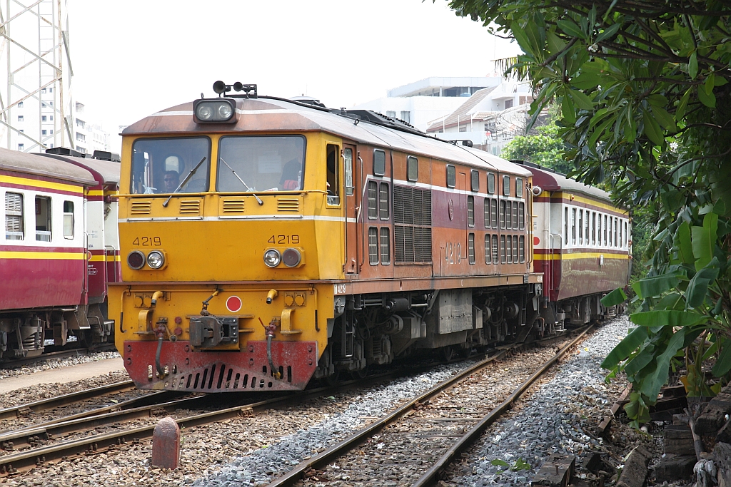AHK 4219 (Co'Co', de, Henschel, Bj.1980, Fab.Nr. H-32461) fährt am 31.Mai 2017 in Hua Lamphong ein.