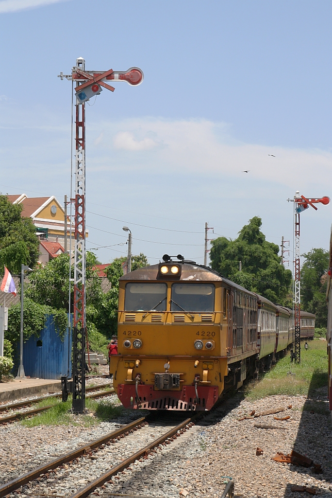 AHK 4220 (Co'Co', de, Krupp, Bj.1980, Fab.Nr. K-5484) fährt am 22.Juni 2019 mit dem ORD 252 von Prachuap Khiri Khan in die Thon Buri Station ein.