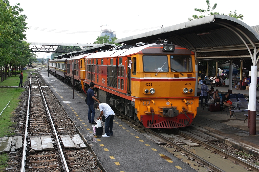 AHK 4221 (Co'Co', de, Henschel, Bj.1980, Fab.Nr. H-32462) als Vorspann der AHK 4229 (Co'Co', de, Henschel, Bj.1980, Fab.Nr. H-32466) fährt am 15.Mai 2018 mit ORD 207 (Bangkok - Nakhon Sawan) in die Bang Sue Station ein.