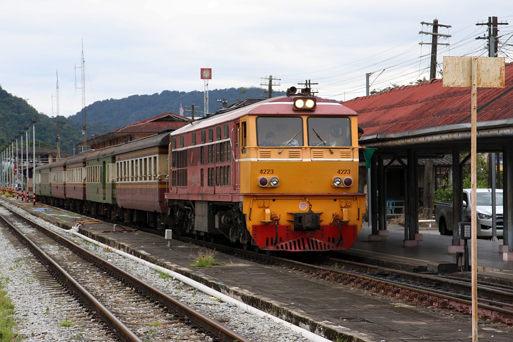 AHK 4223 (Co'Co', de, Henschel, Bj.1980, Fab.Nr. H-32463) am 08.Jänner 2023 mit dem LOC 448 (Sungai Kolok - Surat Thani) in Thung Song Junction.