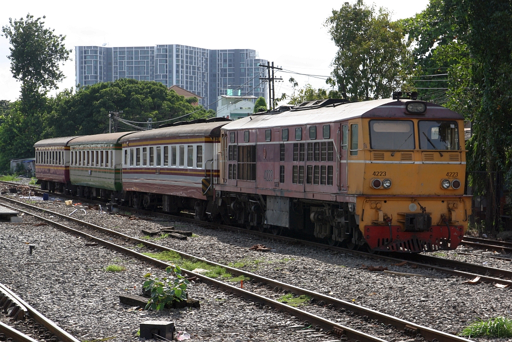 AHK 4223 (Co'Co', de, Henschel, Bj.1980, Fab.Nr. H-32463) am 28.Mai 2025 in der Thon Buri Station.