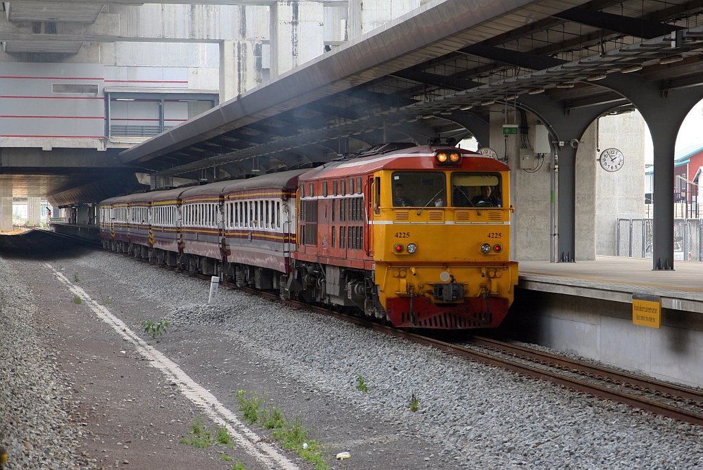 AHK 4225 (Co'Co', de, Henschel, Bj.1980, Fab.Nr. H-32464) fährt am 30.März 2023 mit dem ORD 211 (Hua Lamphong - Taphan Hin) aus der neuen Rangsit Station.