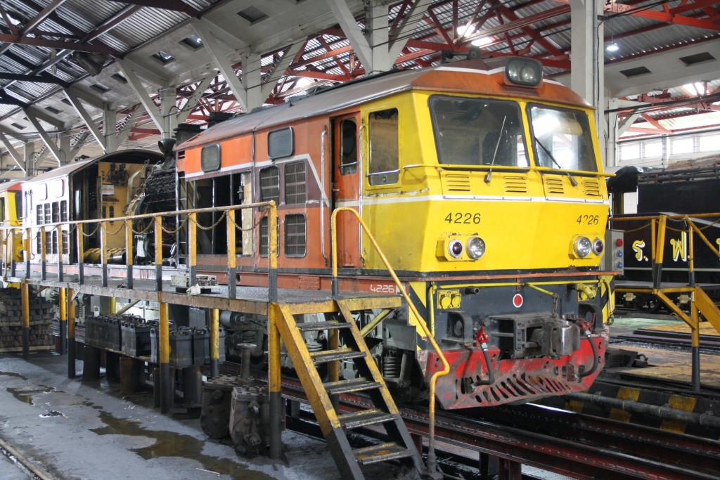 AHK 4226 (Co'Co', de, Krupp, Bj.1980, Fab.Nr. K-5487) am 01.Mai 2022 zur Ausbesserung im Depot Thon Buri.