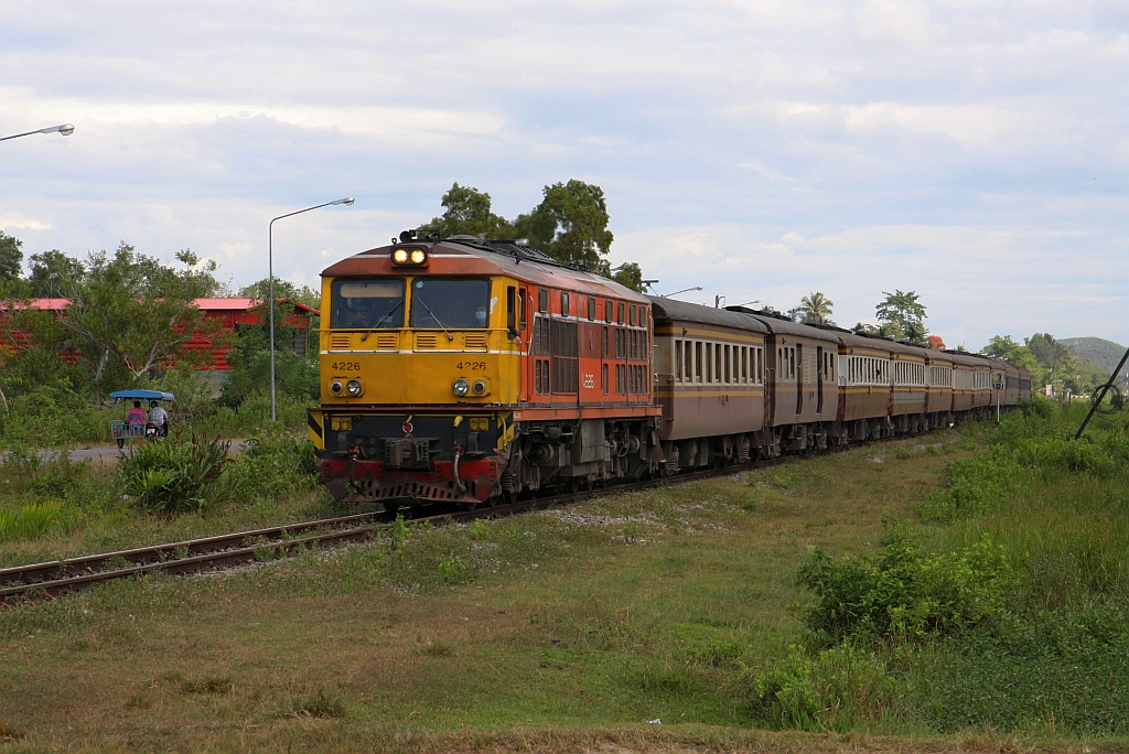 AHK 4226 (Co'Co', de, Krupp, Bj.1980, Fab.Nr. K-5487) am 10.Jänner 2023 mit RAP 167 von Bangkok kurz vor der Endstelle Kantang Station.