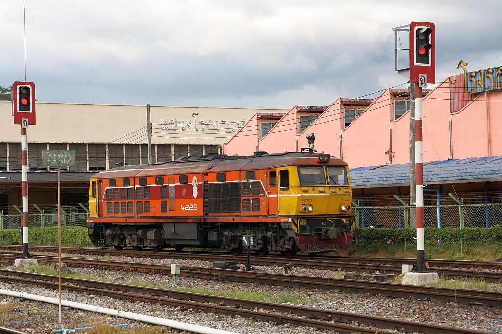 AHK 4226 (Co'Co', de, Krupp, Bj.1980, Fab.Nr. K-5487) hat am 10.Jänner 2023 den RAP 168 (Kantang - Bangkok) bis Thung Song Junction befördert und ist nun auf dem Weg ins dortige Depot.
