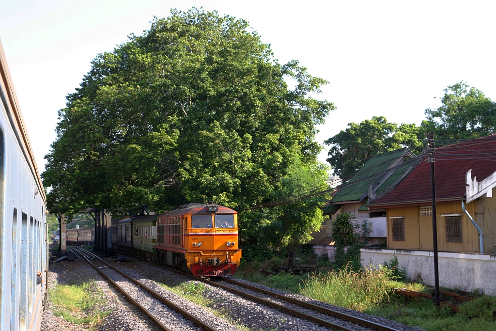 AHK 4227 (Co'Co', de, Henschel, Bj.1980, Fab.Nr. H-32465) am 21.November 2019 kurz vor der Hua Lamphong Station.