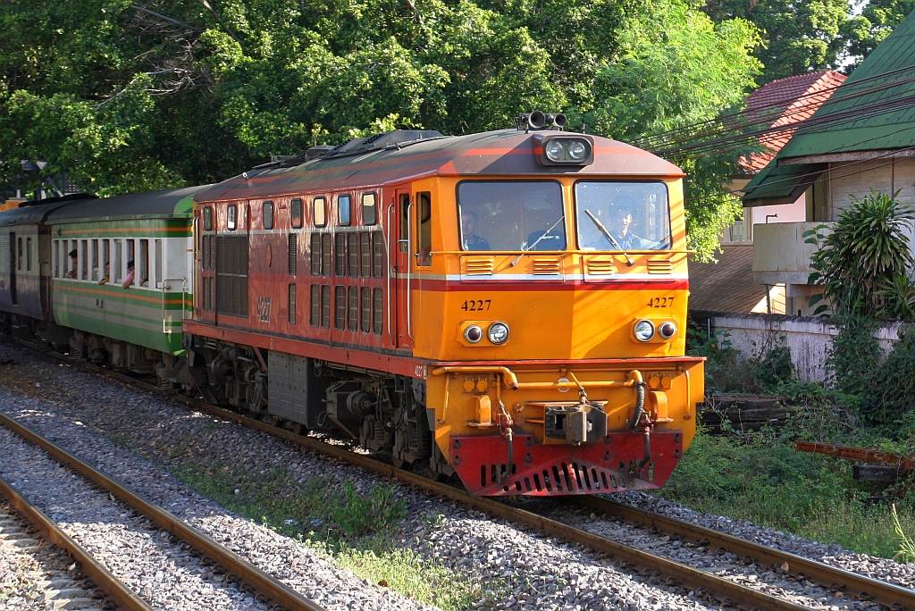 AHK 4227 (Co'Co', de, Henschel, Bj.1980, Fab.Nr. H-32465) am 21.November 2019 kurz vor der Hua Lamphong Station.