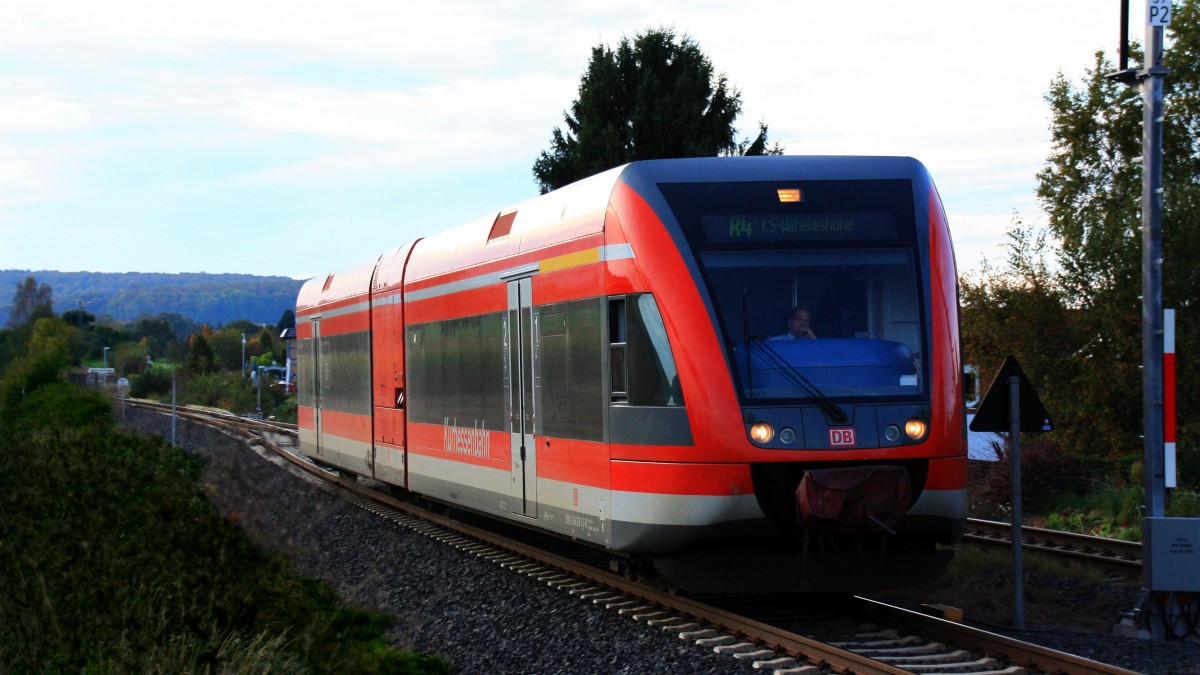 Ahnatal-Heckershausen. Die Kurzhessenbahn durchfährt den Bahnhof von Heckershausen bei Kassel. Strecke: Kassel-Wilhelmshöhe - Wolfhagen - Volkmarsen - Bad Arolsen - Korbach - Korbach Süd (74 Kilometer). Dieselhybridfahrzeug,