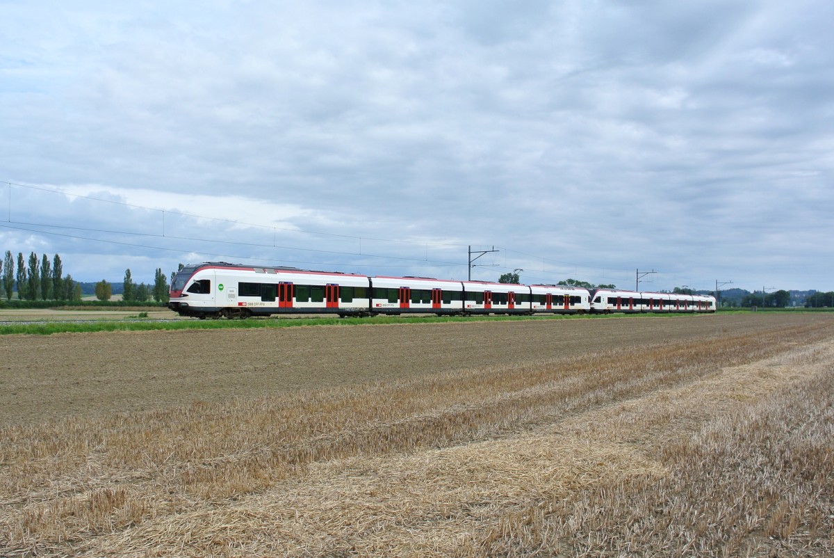 AIR 14: Auf den Regionalzgen der S21 verkehrten anstelle der Dominos jeweils eine Dotra Flit: RABe 523 027-6 und 523 013-6 als S 21 12936 bei Granges-Marnand, 31.08.2014.

