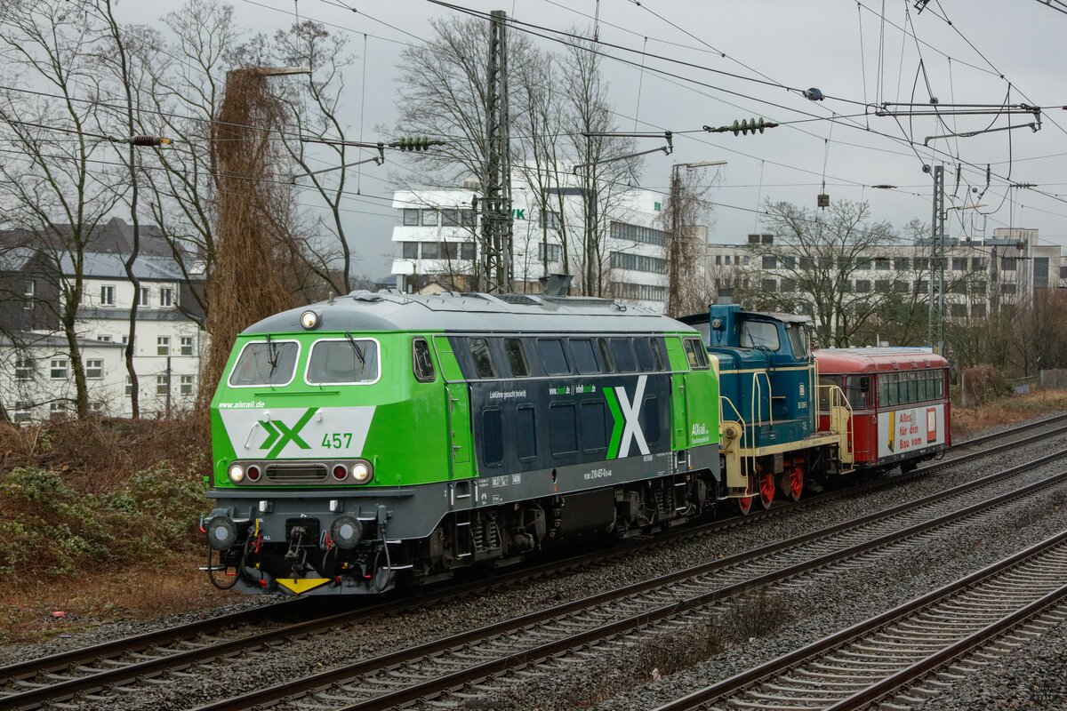 AIXrail 218 457 mit DB 363 036-5 & 798 818-1 in Wuppertal, März 2023.