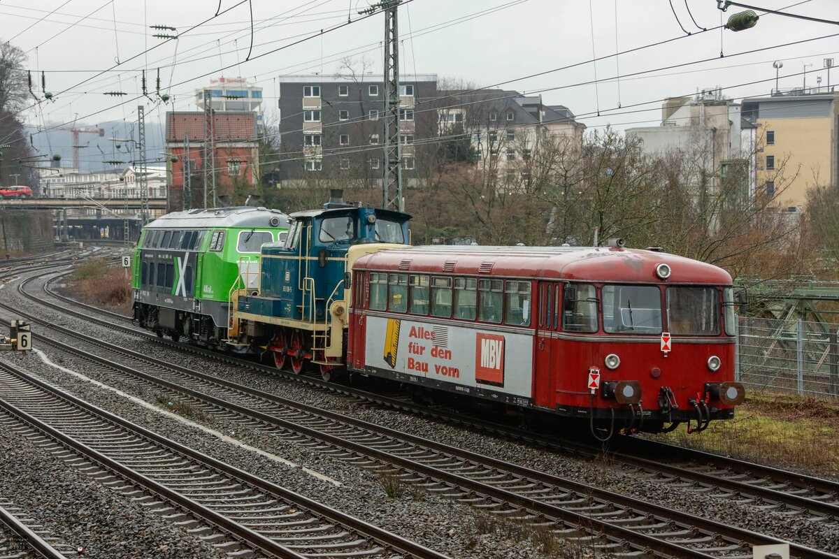 Aixrail 218 457 mit DB 363 036-5 & 798 818-1 in Wuppertal, M�rz 2023.