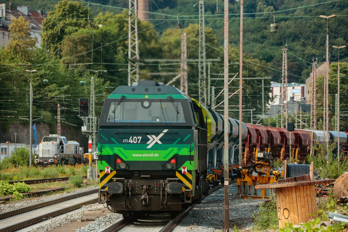 AIXrail 272 407 am Schluss des Belastungszuges in Wuppertal, Juli 2026.
Standort vom Parklplatz mit Tele fotografiert.