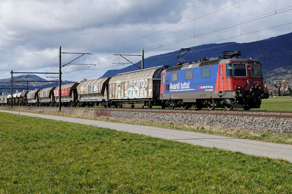 AK BOBO Re 420 288-3  Avanti tutta  zwischen Bettlach und Selzach am 18. Februar 2020.
Foto: Walter Ruetsch