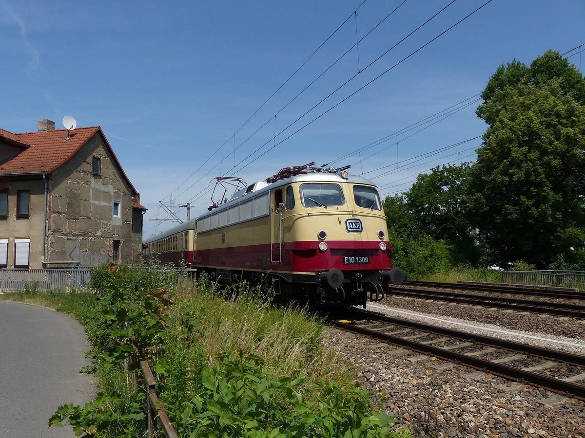 AKE E10 1309 mit dem DPF 50  AKE-Rheingold  von Leipzig Hbf nach Dortmund Hbf, am 22.06.2017 in Erfurt-Bischleben.