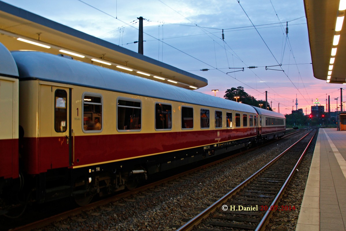 AKE-Rheingold in Bochum Hbf und im Hintergrund der Sonnenaufgang, Juli 2014.