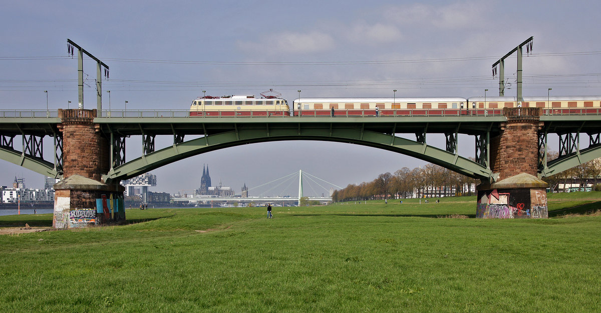 AKE-Rheingold-Lok E10 1309 am 06.04.2019 auf der Kölner Südbrücke.