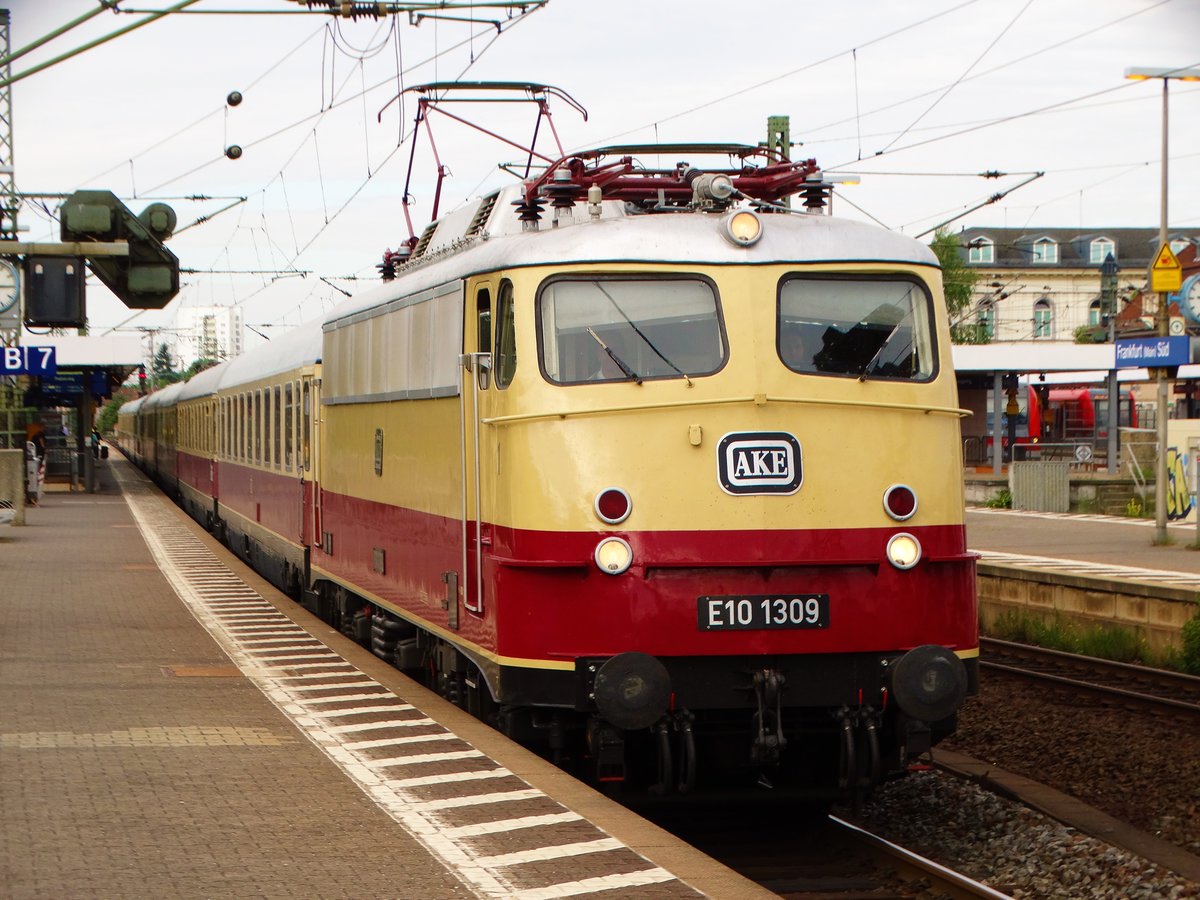 AKE Rheingold mit E10 1309 am 25.06.17 in Frankfurt am Main Süd Gleis 7