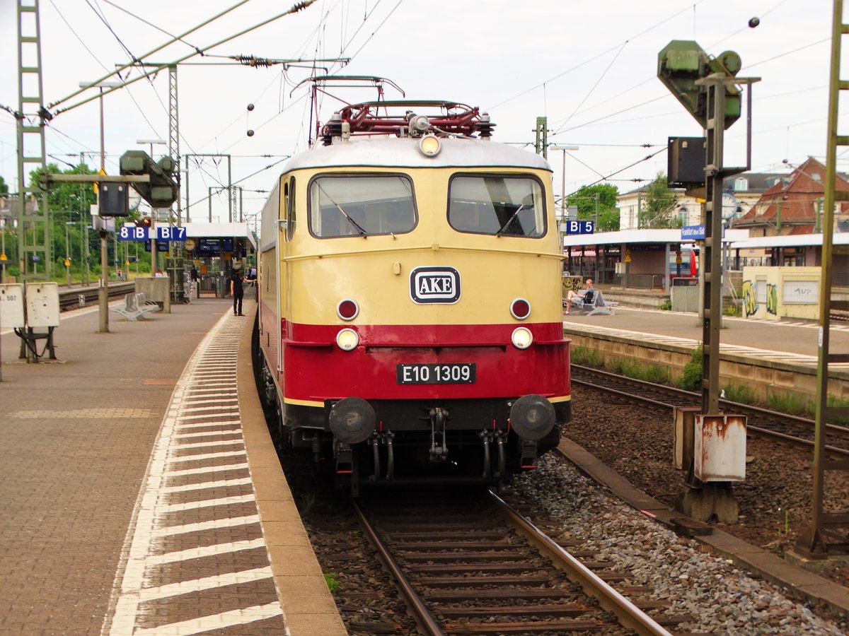 AKE Rheingold mit E10 1309 am 25.06.17 in Frankfurt am Main Süd Gleis 7