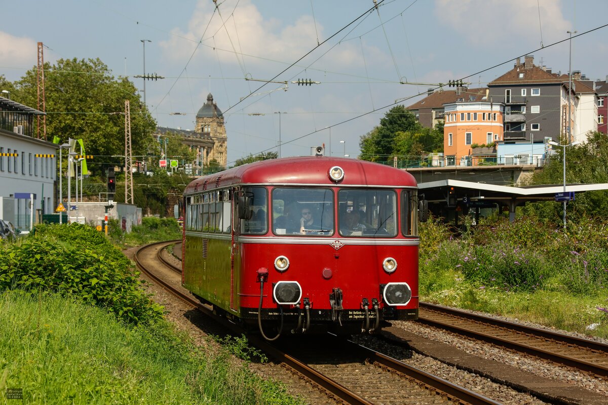 AKE Schienenbus VT98 in Wuppertal, August 2023.