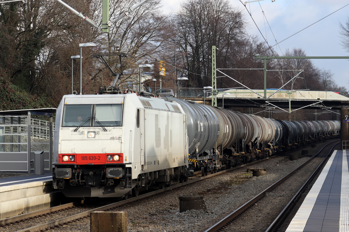 Akiem 185 639-2 auf der Hamm-Osterfelder Strecke am neuen S-Bahn Haltepunkt Herten(Westfl.) 22.12.2022