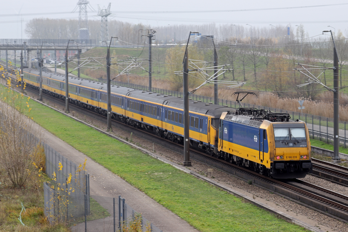 Akiem 186 039 in Diensten von NS Hispeed in Lage Zwaluve 2.12.2022