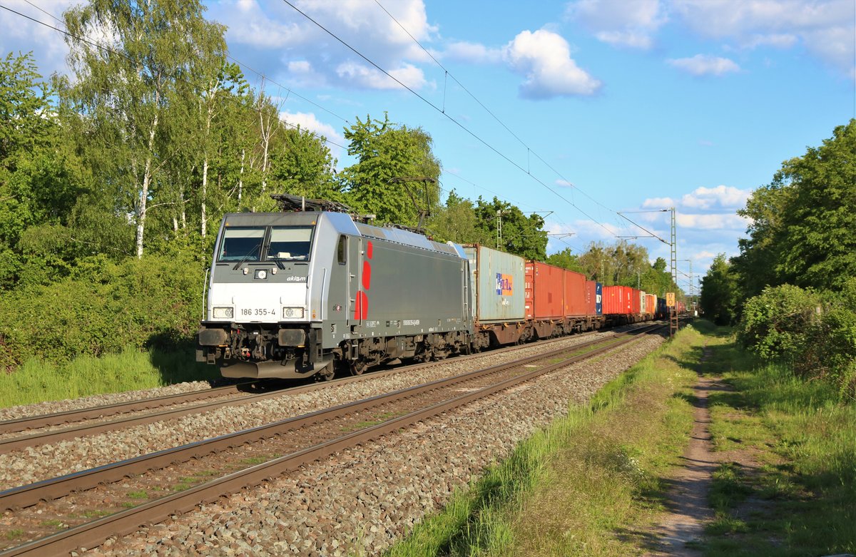 AKIEM 186 355-4 mit einen Containerzug am 12.05.19 bei Hanau West 