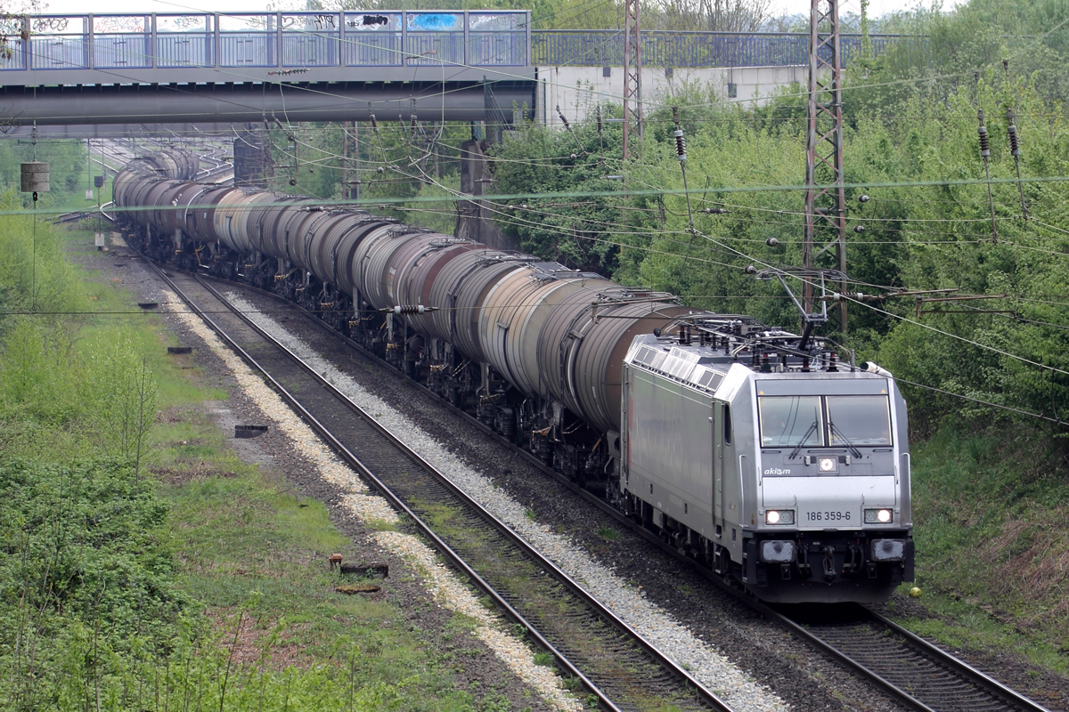 Akiem 186 359-6 auf der Hamm-Osterfelder Strecke in Recklinghausen 26.4.2022