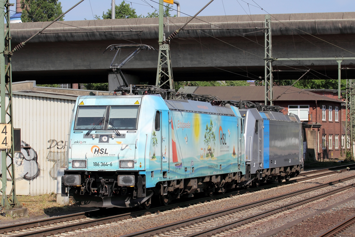 Akiem 186 364-6 unterwegs für HSL mit Rpool 186 298-6 in Hamburg-Harburg 9.6.2021