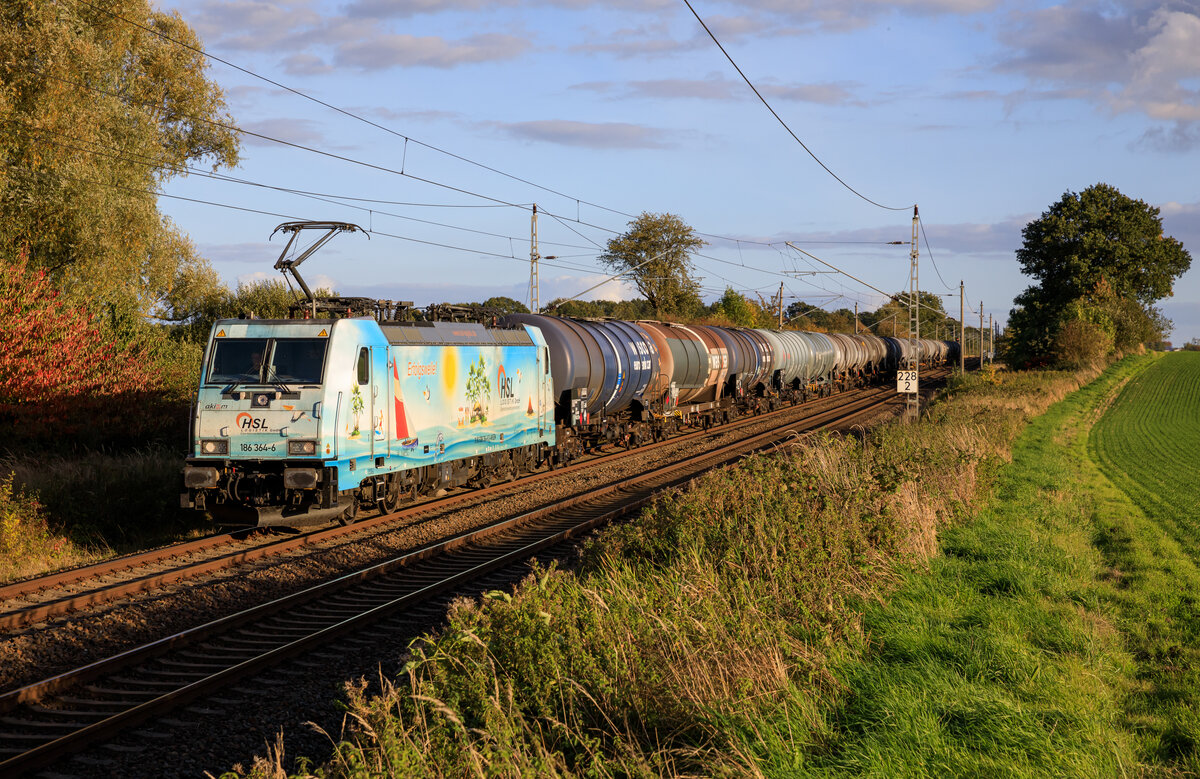 AKIEM 186 364 für HSL mit einem Kesselzug aus Stendell, am 09.10.2022 in Engelswacht aufgenommen.