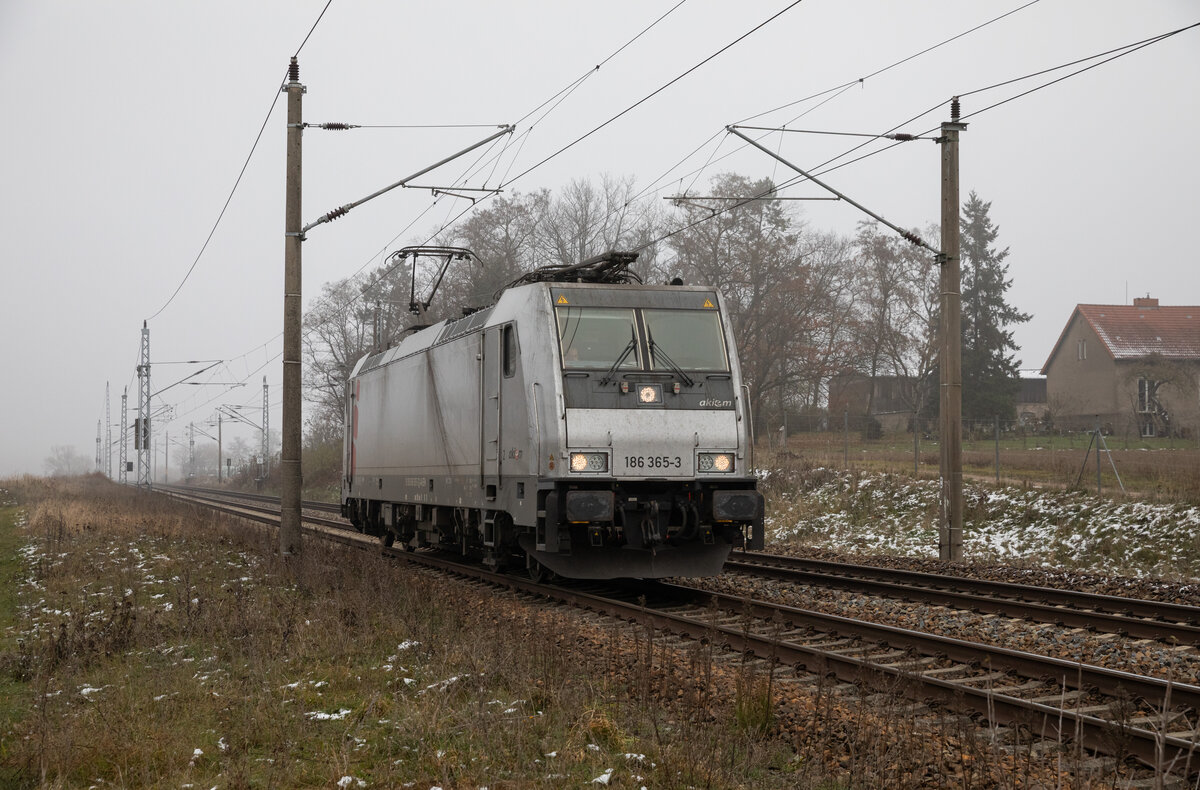 Akiem 186 365 für HSL als Lz aus Richtung Angermünde kommend. Aufgenommen am 23.11.2022 in Herzsprung.