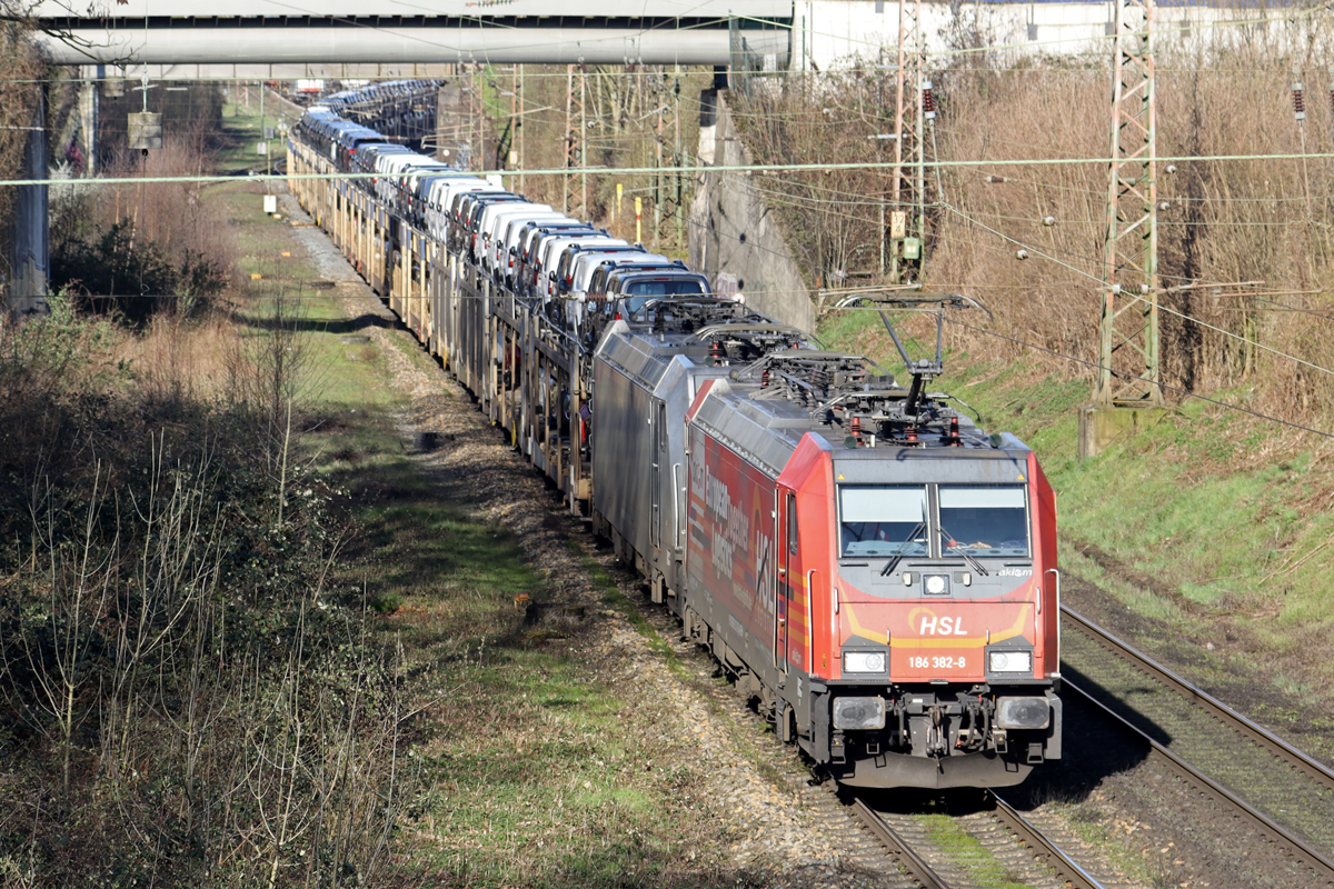 Akiem 186 382-8 mit 186 365-3 in Diensten von HSL auf der Hamm-Osterfelder Strecke in Recklinghausen 5.4.2023