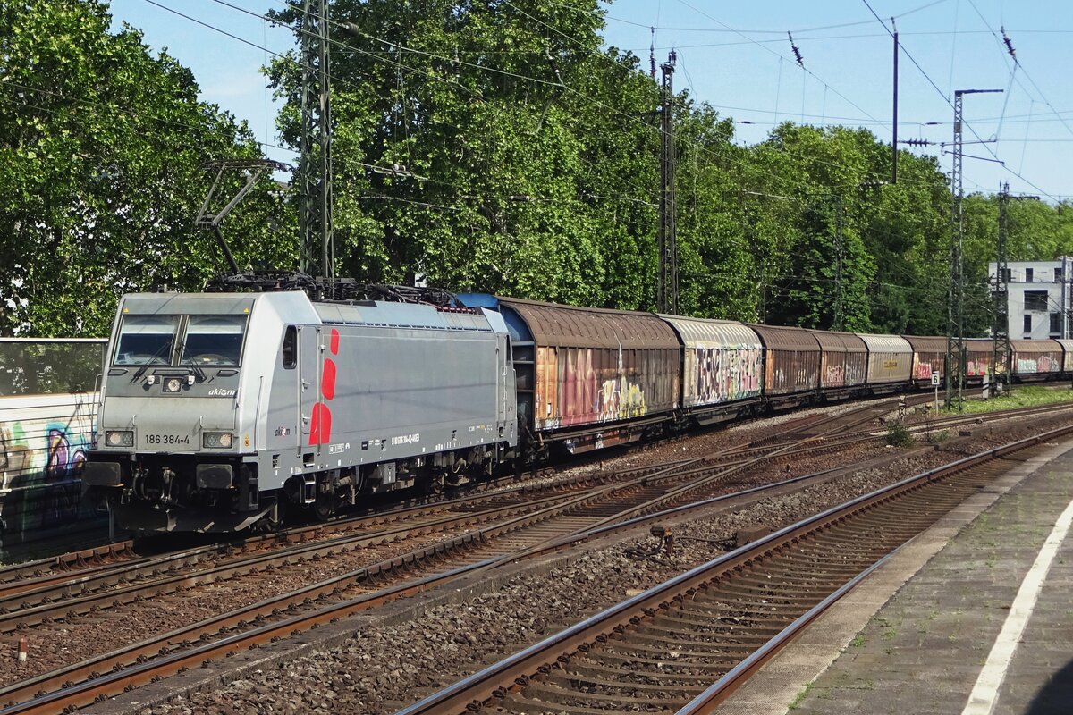 Akiem 186 384 durchfahrt mit ein Ganzzug Köln Süd am 7 Juni 2019.
